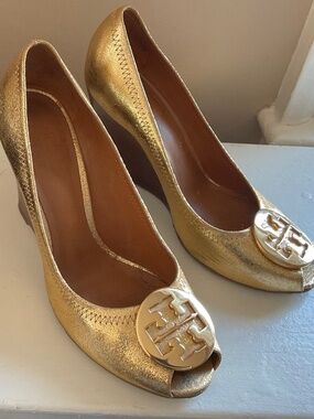 Tory Burch Peep Toe Gold Leather Wedges sz 7.5